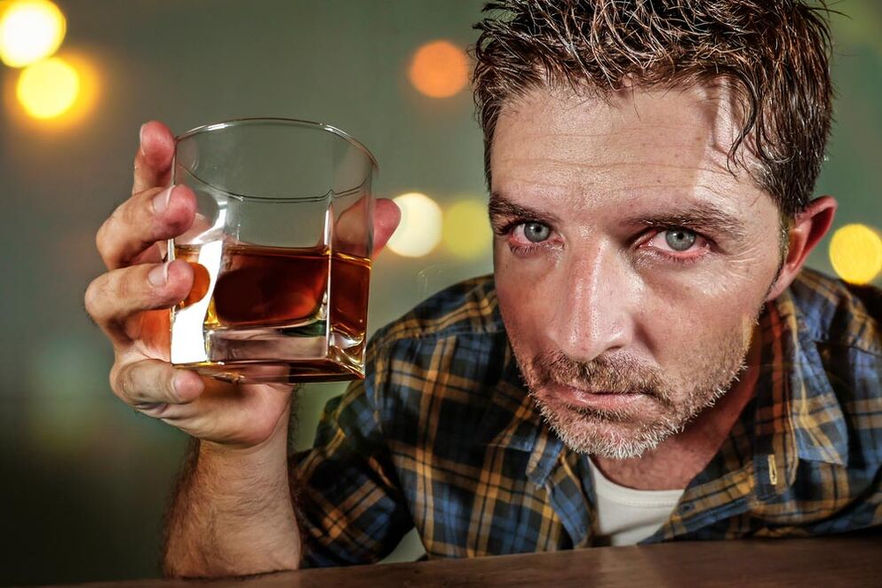 Vīrietis alkoholiķis izskatās sāpīgs